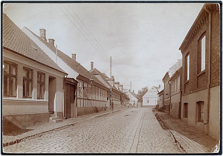 Rønne, gadeparti. Forlæg til postkort udgivet af Svend Kollings Boghandel. U/no. 12x17 cm.