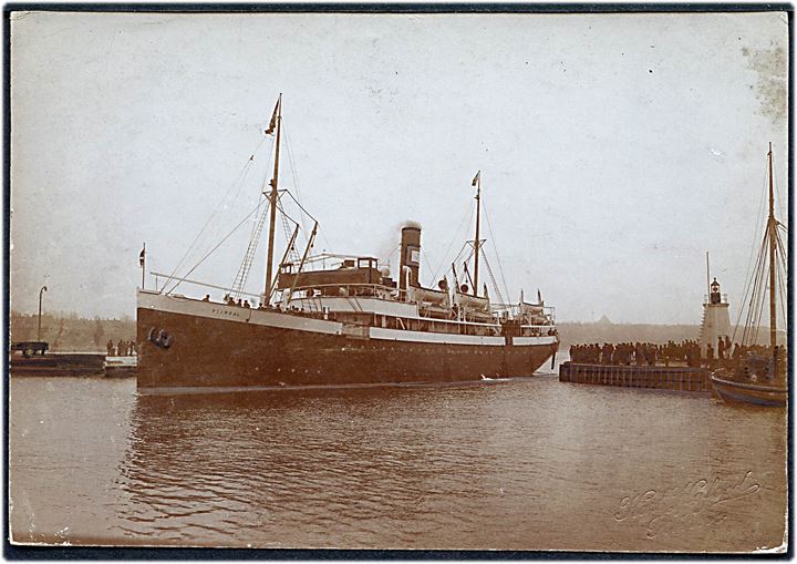 Heimdal, S/S, Dampskibsselskabet Bornholm af 1866 ankommer til Rønne. Fotograf Karl Kofoed. Forlæg til postkort udgivet af Svend Kollings Boghandel no. 63. 11x16 cm.