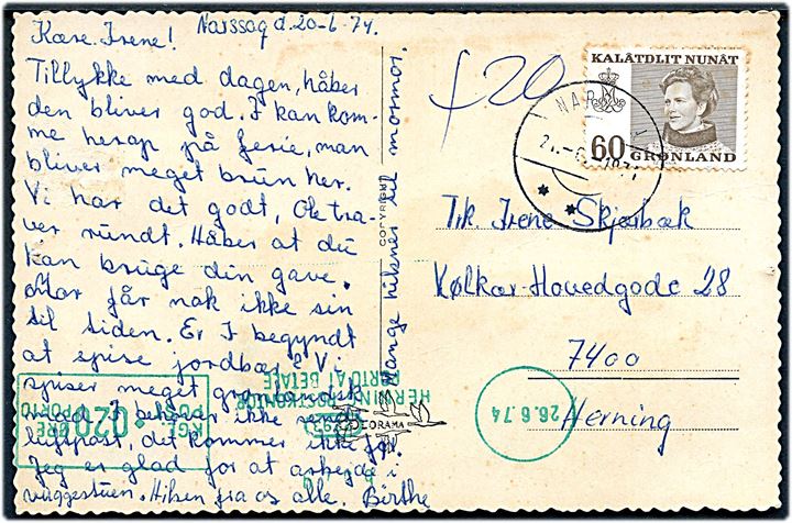 60 øre Margrethe på brevkort (Grønlænderinde med broderet dragt) sendt underfrankeret fra Nassaq d. 20.6.1974 til Herning, Danmark. 20 øre dansk portomaskinstempel fra Herning d. 26.6.1974.
