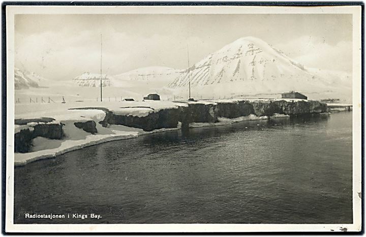 20 øre Løve på brevkort (Radiostationen i Kings Bay) annulleret Ny-Ålesund d. 11.8.1935 og sidestemplet Kings Bay Spitsbergen til København, Danmark.
