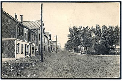 Dronninglund gadeparti med Bog og Papirhandel. H. Tausen Pedersen no. 33048.