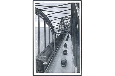 Biler og tog passerer Storstrømsbroen. Stenders no. 77283.