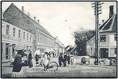 Frederikshavn, Havnegade med Johan Wohlk og P. Møller's forretninger mm. No. 7114.