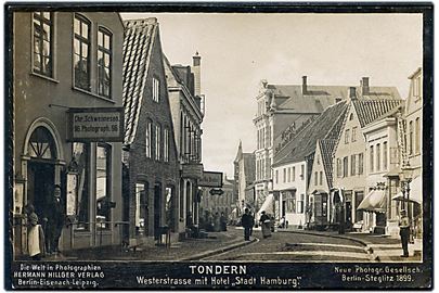 Tønder. Fotografisk kort med Westerstrasse og mange andre butikker. Herman Hillger Forlag no. 1463.