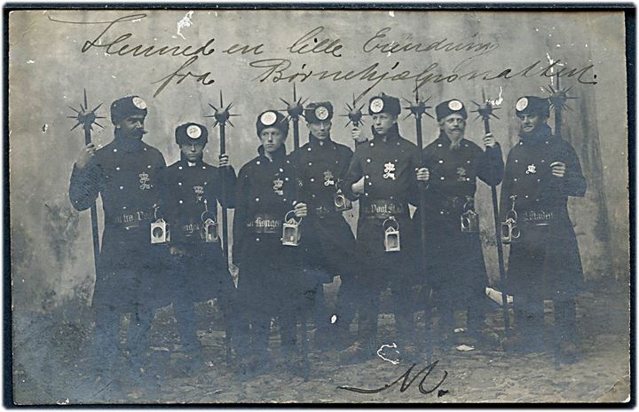 Rønne. Fotokort af Rønnes Vægtere opstillet til Børnehjælpsdagen i 1906. Fotokort u/no. Kortet har været opklæbet!