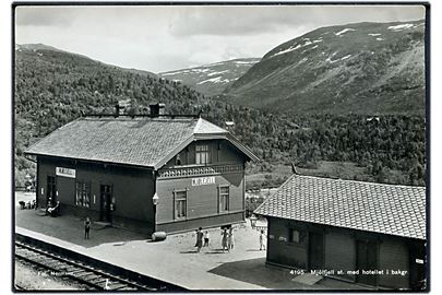 Mjölfjell station med hotellet i baggrunden. Normann no. 4195.