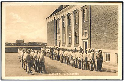 Slagelse. Soldater opstillet ved Kasernen. Stenders no. 43627.