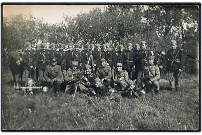 Soldater fra 5. Battalion i felten med Madsen-Rekylgevær og afstandsmåler. Fotograf Weisholt u/no. 
