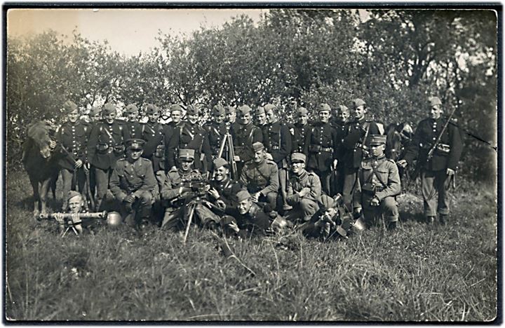 Soldater fra 5. Battalion i felten med Madsen-Rekylgevær og afstandsmåler. Fotograf Weisholt u/no. 