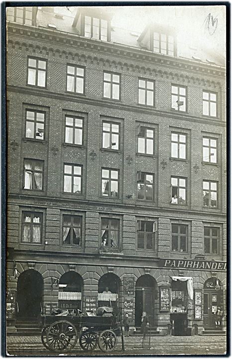 Nørre Farimagsgade 62 med P. I. Simonsen’s Papirhandel. Fotokort u/no.  Kvalitet 7