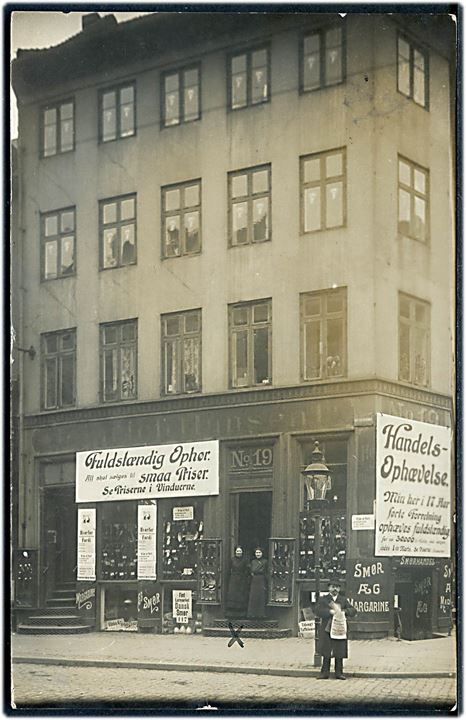 Gothersgade 18, Hansen’s fodtøjsforretning holder ophørsudsalg. Fotokort. u/no. Kvalitet 7