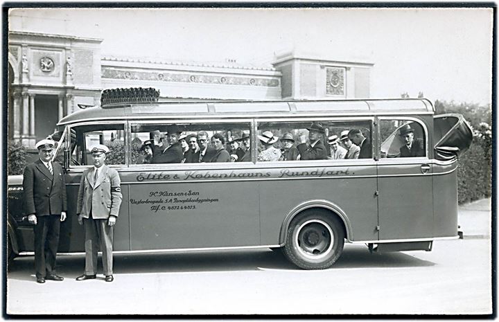 Sølvgade 48-50 med Kunstmuseet og turistbus fra Elite Rundfart ved H. Hansen og Søn. Leonar no. 126. Kvalitet 9