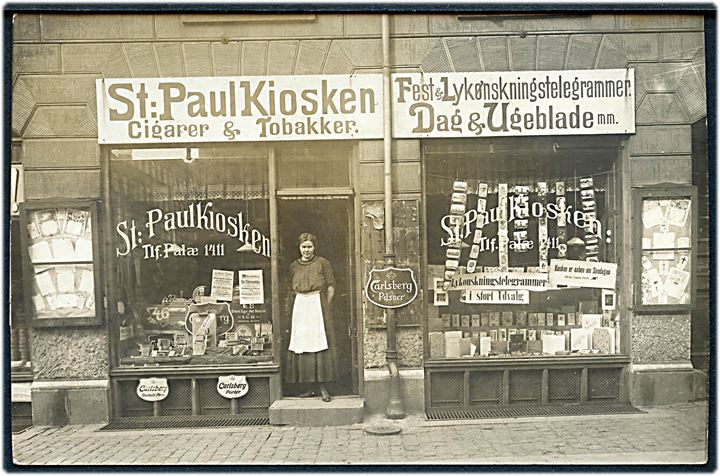 Kronprinsessegade 43. “St. Poul Kiosken” med salg af postkort. Fotokort no. 1588. Kvalitet 8