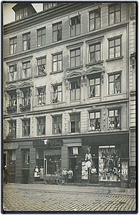 Nansensgade 62. F. Wilhelm Nilsen Manufakturhandel og Hans Nielsens kødudsalg. Fotokort u/no. Kvalitet 8