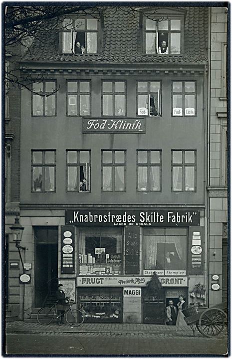Nybrogade 30. “Knabrostrædes Skilte Fabrik” Lager og udsalg. Fotokort u/no. Kvalitet 8