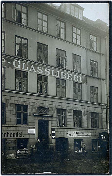 Rosenborggade 12. F. Larsen’s Glassliberi og P. Klem’s Meieri & Smørforretning. Fotokort u/no. Kvalitet 7