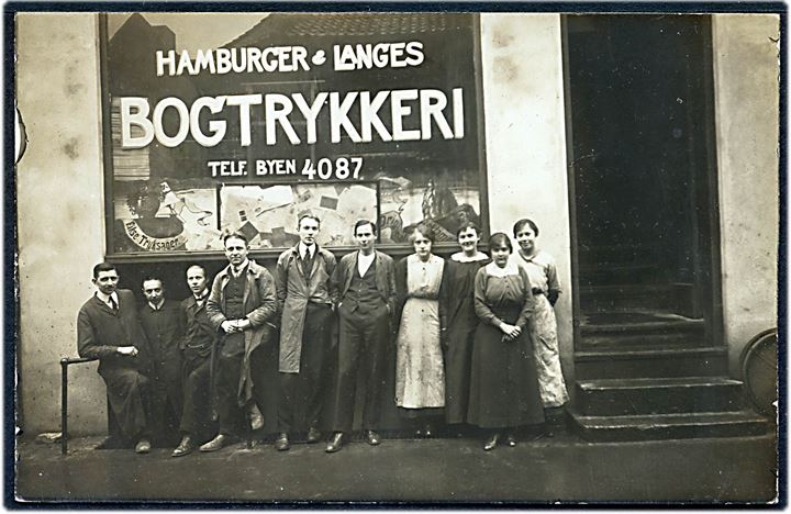 Krystalgade 7, Hamburger & Lange’s Bogtrykkeri, facade og personale. Fotokort u/no. Kvalitet 7
