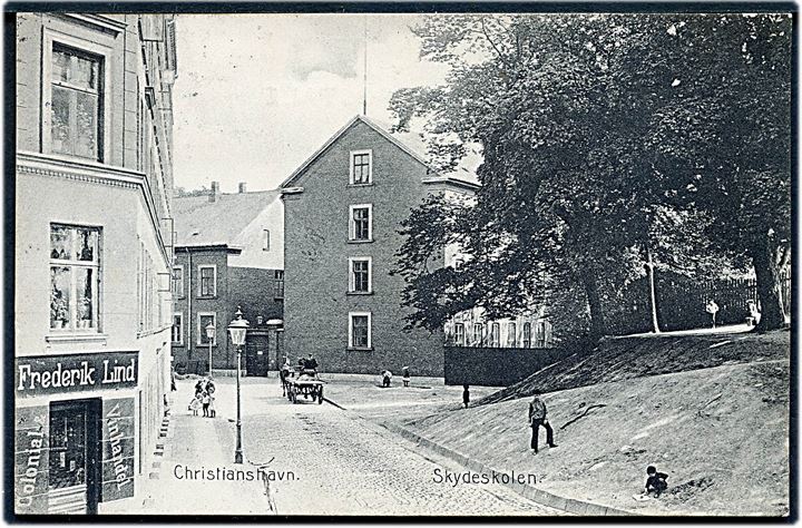 Christianshavn Voldgade. Skydeskolen og Frederik Lind’s kolonial og vinhandel. Stenders no. 10674. Kvalitet 8