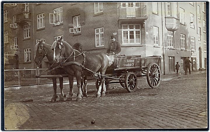 Ved Volden, Christianshavn med hestevogn fra S. C. Mortensen Strandgade 28. Fotokort u/no. Kvalitet 7