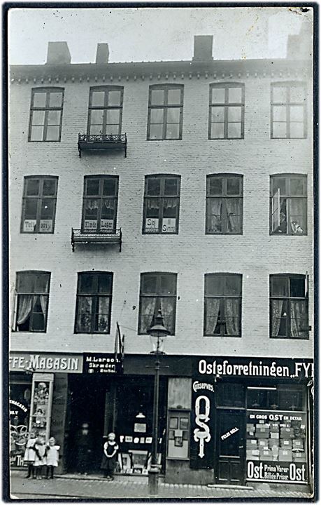Sundevedsgade 1. Kaffemagasin, Osteforretning, samt M. Larson Skræder på 2. sal. Fotokort u/no. Kvalitet 7