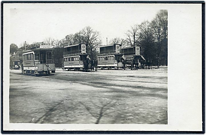 Allegade, Frederiksberg Raadhusplads med sporvogne, Vogn 43, samt tre hestetrukne dobbeltdækker vogne “Ø”. Fotokort u/no. Kvalitet 9