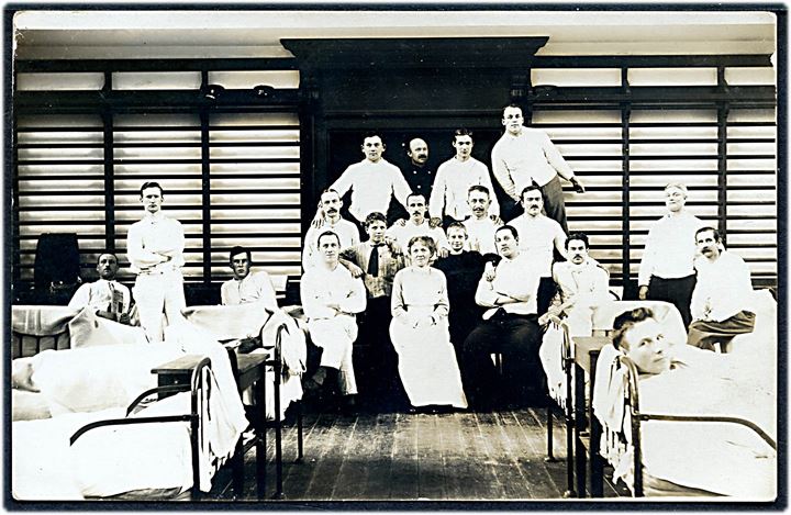 Østerbrogade, Idrætshuset. Lazaret under den Spanske syge i 1918. Patienter og pleje personale. Fotokort u/no. Kvalitet 7
