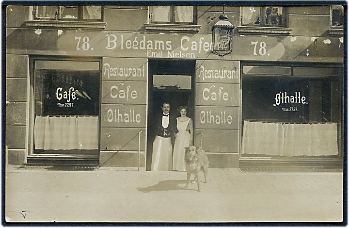 Blegdamsvej 78 “Blegdams Cafe” ved Emil Nielsen. Fotokort u/no. Kvalitet 7