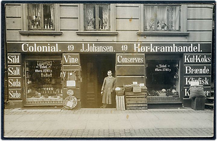 Viborggade 19 med J. Johansen’s Colonial & Hørkramhandel. Fotokort no. 716.  Kvalitet 8