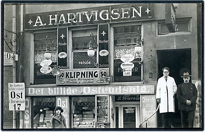 Borgergade 17 med Frisør A. Hartvigsen og i kælderen  L. Petersen’s Osteudsalg. Fotokort u/no. Kvalitet 8