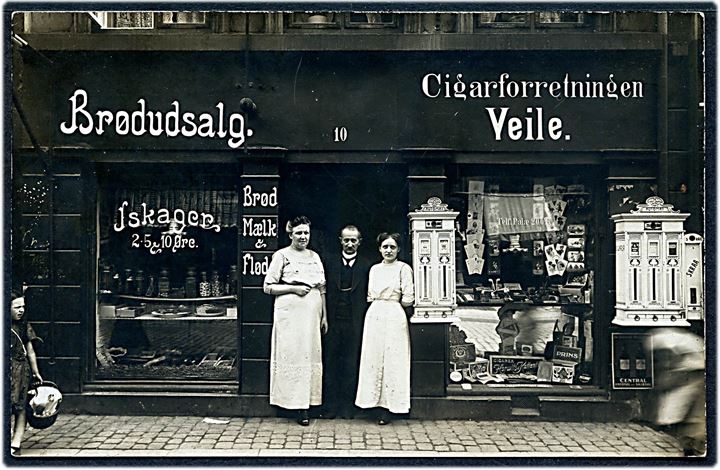 Borgergade 10 med Brødudsalg og Cigarforretningen “Veile”. Fotokort no. 2200. Kvalitet 8