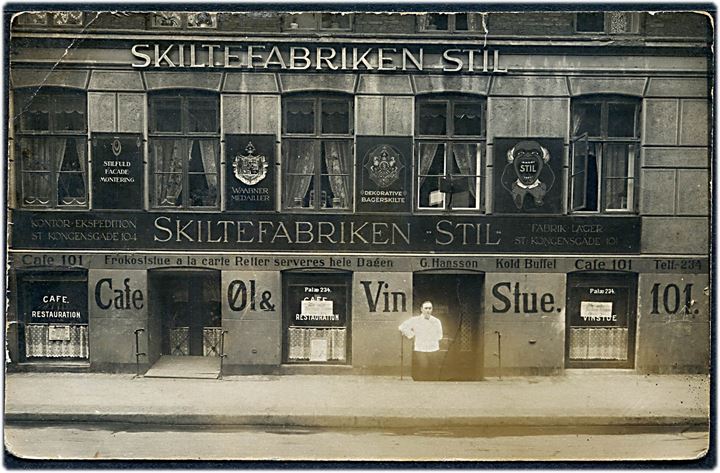 Store Kongensgade 101, Skiltefabrikken “Stil” og i kælderen G. Hansson’s Cafe, Øl & Vinstue. Fotokort no. 190716. Kvalitet 6