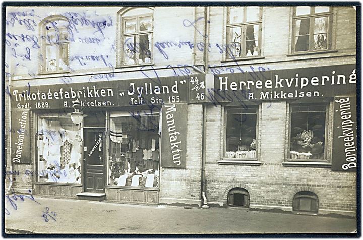 Landskronagade 46 Trikotagefabrikken “Jylland” og Herreekvipering ved A. Mikkelsen. Fotokort no. 1770. Kvalitet 6