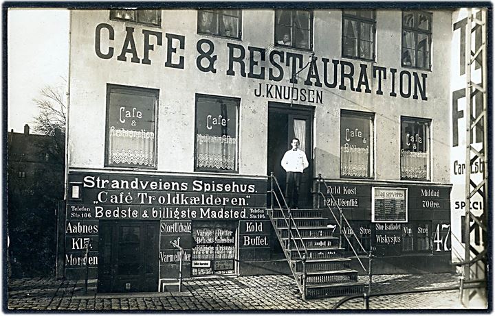 Strandvejen 45-47 med Café “Troldkælderen” og Resturauration ved J. Knudsen. Fotokort u/no. Kvalitet 8