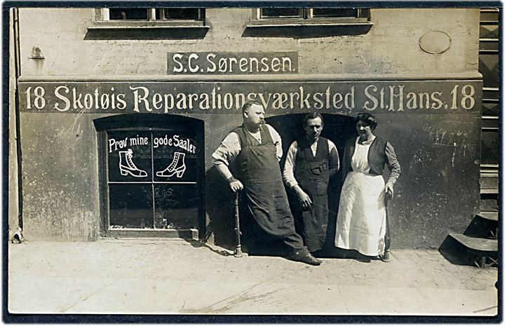 Sankt Hansgade 18 “St. Hans” Skotøis Reperations-værksted ved S. C. Sørensen. Fotokort u/no. Kvalitet 8