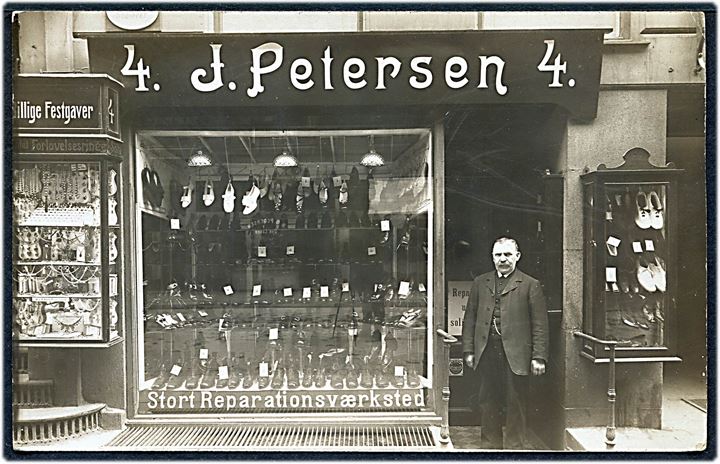 Elmegade 4 med J. Petersen’s Skotøjsforretning og Reparationsværksted. Fotokort no. 2587. Kvalitet 7