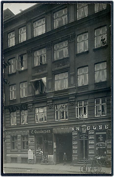 Aaboulevarden 42 med cykelhandler N. H. Nielsen og G. Gundersen’s Cigarforretning. Fotokort no. 4641. Kvalitet 8