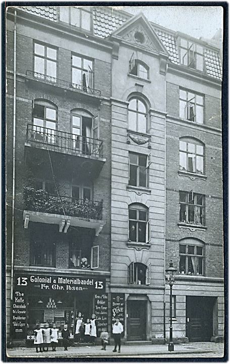 Brohusgade 13 F. C. Ibsen’s Colonial & Materialhandel. Fotokort u/no. 2 små rifter! Kvalitet 6