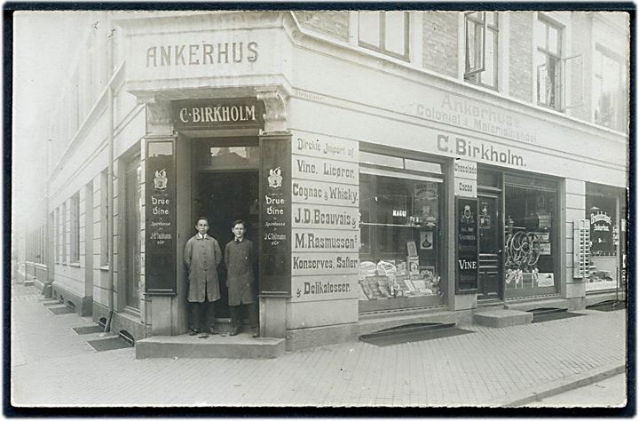 Stengade med “Ankerhus” C. Birkholm’s Colonial & Materialhandel. Fotokort u/no. Kvalitet 8