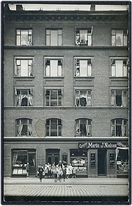 Husumgade 8 med Martin J. Nielsen’s Colonial & Kaffehandel. Fotokort u/no. Kvalitet 8