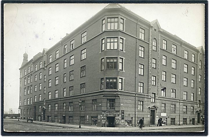 Thorshavnsgade 28 hj. af Njalsgade H. Christensen’s Hørkram & Colonial Handel. Fotokort no. 3114. Kvalitet 7