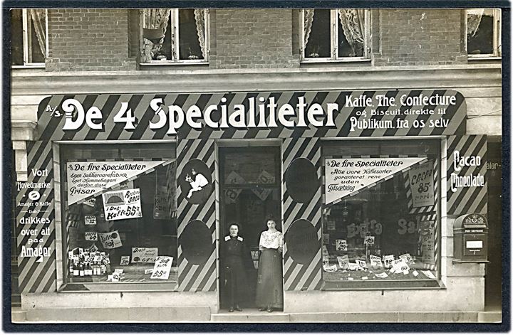 Amagerbrogade 198 “De 4 specialiteter”, Kaffe, The, Confecture & Biscuit. Postkasse ved vindue! Fotokort no. 1570. Kvalitet 9