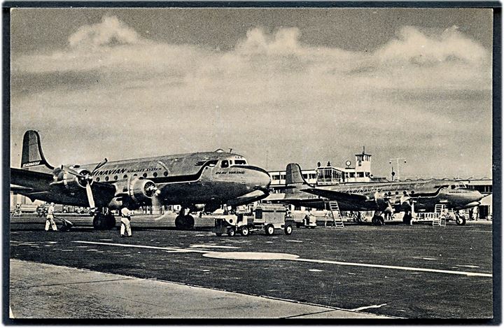 Douglas DC-4 SE-BBC “Sigvard Viking og LN-IAE “Olav Viking” i Kastrup Lufthavn. F. Munthe-Østerbye no. 9942. Kvalitet 8