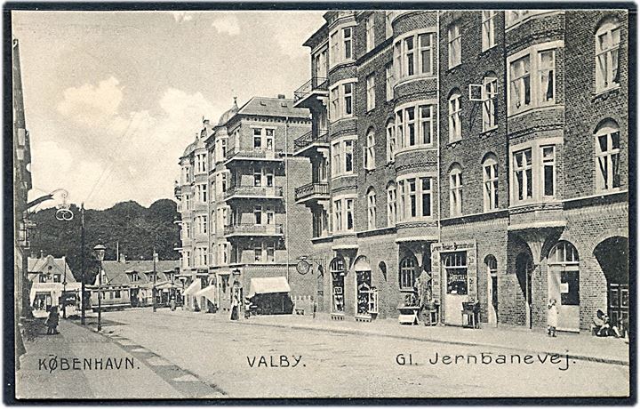 Valby, Gl. Jernbanevej med sporvogn i baggrunden. Stenders no. 11209. Kvalitet 8