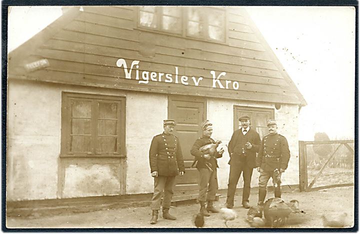 Vigerslev Kro med soldater. Fotokort u/no. Kvalitet 8