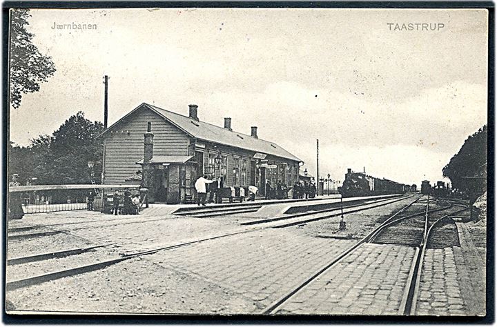 Taastrup, jernbanestation med ankommende damptog. A. Vincent u/no. Kvalitet 8