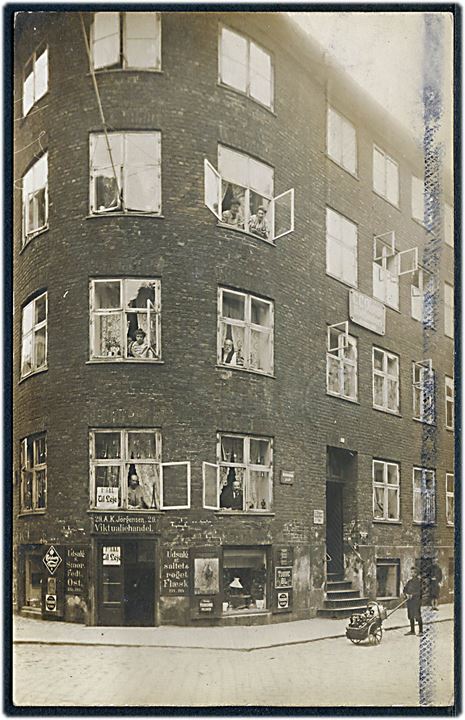 Holmensgade 29 K. A. Jørgensen’s Viktualiehandel. Fotokort u/no. Gade forsvundet i forb. med forlængelse af Bremerholm i 1930’erne. Kvalitet 7