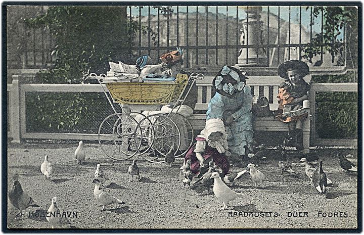 Raadhuspladsen, “Raadhusets duer fodres”, fotograf Orla Bock, A. Vincent no 471. Kvalitet 8