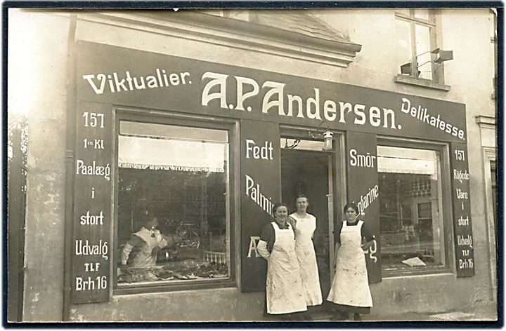 Brønshøj, Frederikssundsvej 157 med A. P. Andersen’s Viktualie og Delikatesse. Fotokort u/no. Kvalitet 7