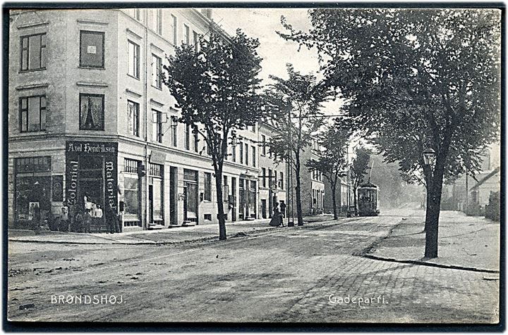 Brønshøj, Frederikssundsvej 147 med Axel Hendriksens kolonialhandel. Sporvogn i baggrunden. Stenders no. 3226. Kvalitet 8
