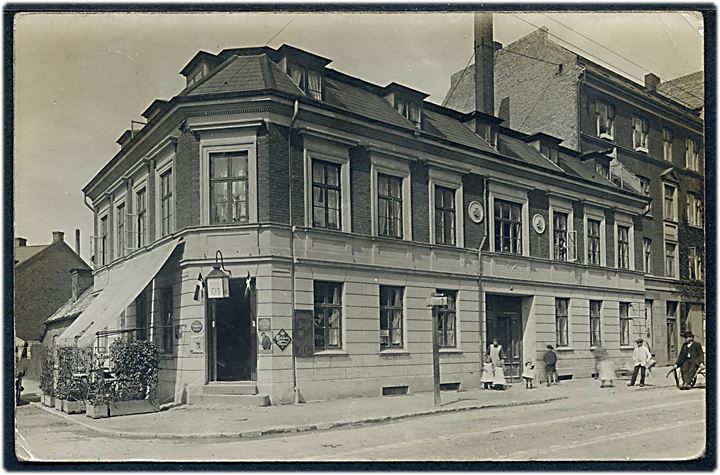 Frederiksborgvej 27 og hj. af Valdemarsvej (ændr. 1930 til Blytækkervej) med Café Bondestuen. Fotokort u/no. Kvalitet 7